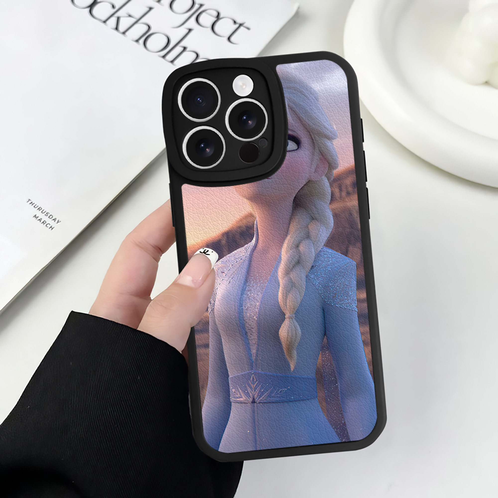 （画像用） アナと雪の女王 アンナ エルサ Frozen Anna Elsa 【iPhone 16シリーズ対応】シリコンスマホケース（レザー調） 材質：シリコン